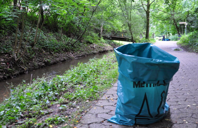 Reinigung des Mettmanner Bachs nach Hochwasser
